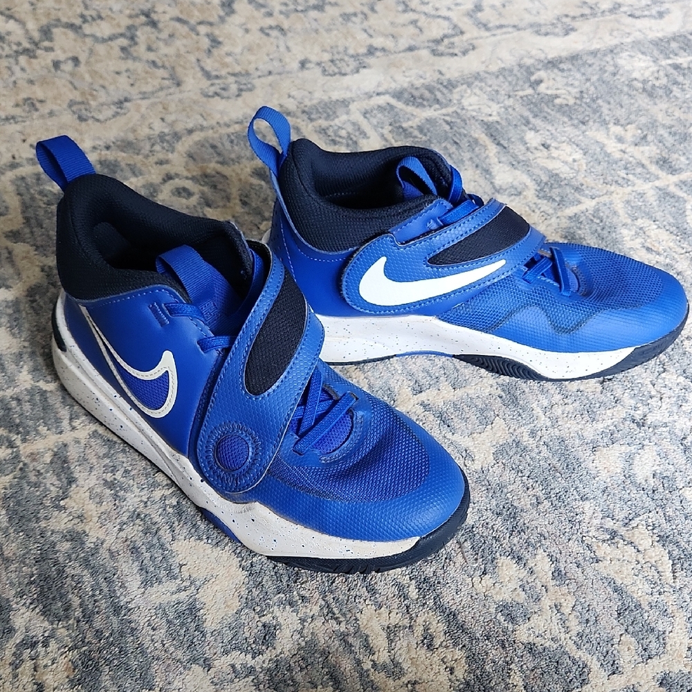 Nike Blue and White Sneakers Modern Athletic Design